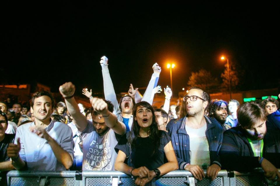 arte_factos's tweet photo. O primeiro dia oficial do festival @milhoesdefesta aconteceu assim http://t.co/Qnew9mgaml #mdf #mdf2015 http://t.co/a5xIgqTRP5