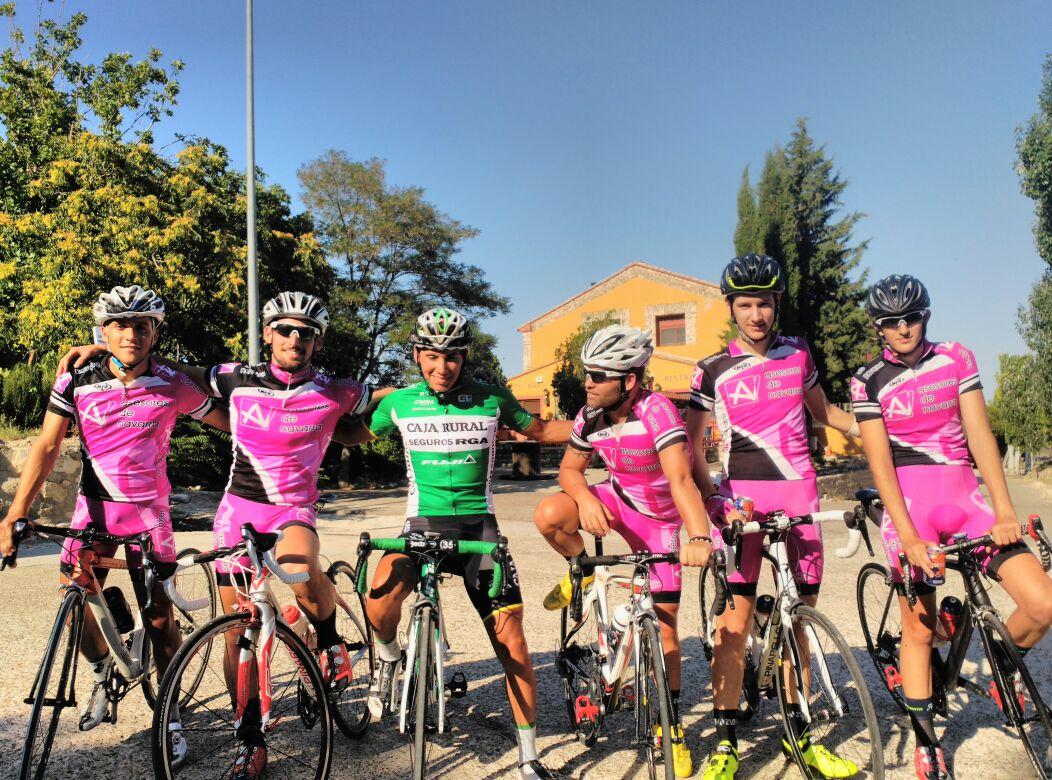 robermartin0891's tweet photo. Ésto es lo que mejor sabemos hacer, dar pedales. Buena salida con los chicos, @Marioghostrider y @ChemaPerezG http://t.co/PbOjyDGRjr
