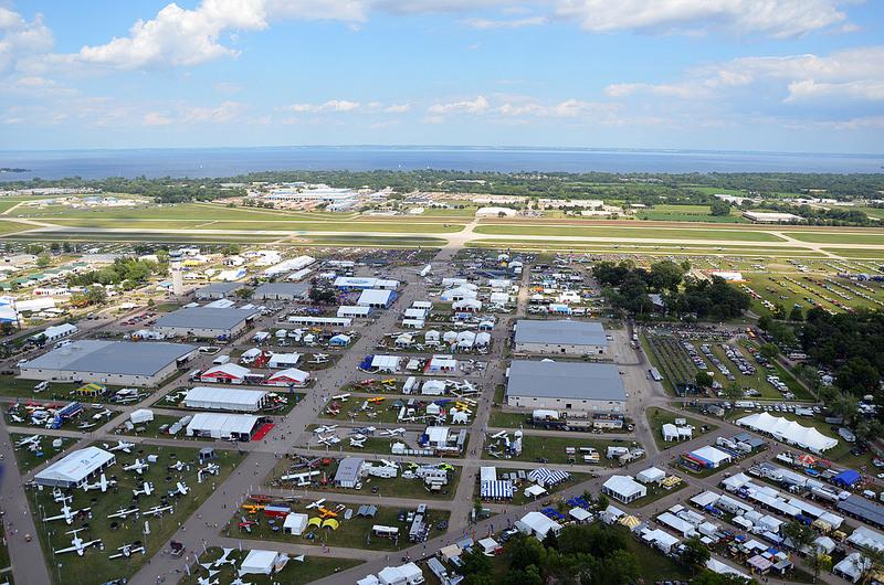 genavnews's tweet image. Picture of the day: A bird’s eye view of Oshkosh generalaviationnews.com/2015/07/29/pic…