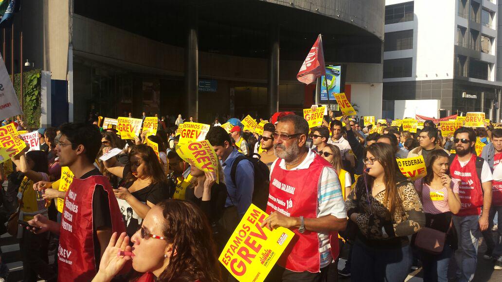 vcreporter's tweet photo. Servidores do Judiciário protestam e decidem manter greve em SP #vcreporter http://t.co/gHUnRYJZTk http://t.co/kIDam9QAZR