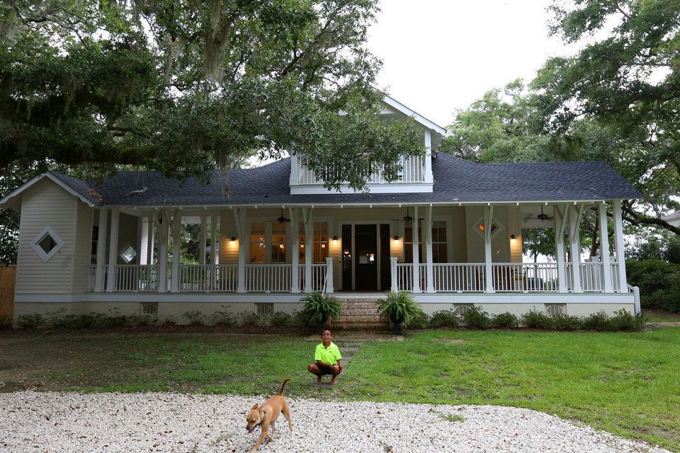 gulflive's tweet photo. We love this summer home on #MobileBay! http://t.co/I0gadUm9QS http://t.co/QVOyaNeo39