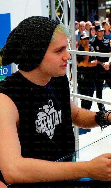 Retweet if you're Michael girl! #MTVHottest 5SOS