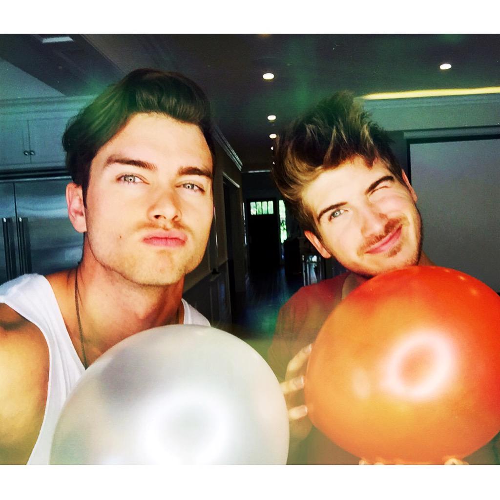 PiersonFode's tweet image. Doing an epic #BalloonChallenge with @joeygraceffa 💥💥💥