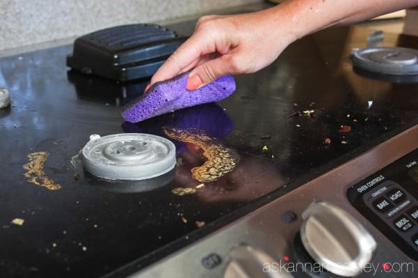 askannamoseley's tweet image. If you're stovetop looks like this, you need to check out my new weapon - bit.ly/1OPm9t4 #CleanFeelsGood