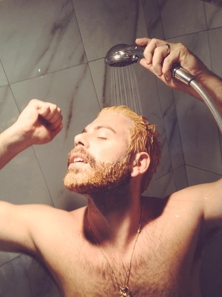 MrsNick28T's tweet photo. The rinsing phase.... Hairdye28T 🙊 #omg http://t.co/590YpGf3rb
