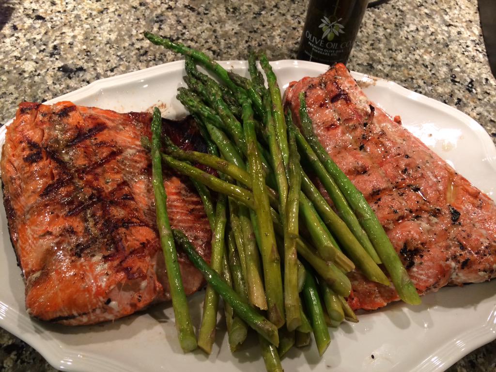 gigigamecock's tweet photo. Thanks @CrescentOlive 4 the delicious evoo & balsamics for my salmon & asparagus! #bloodorange #gremolata #wilddill http://t.co/gp5bOxXr8f