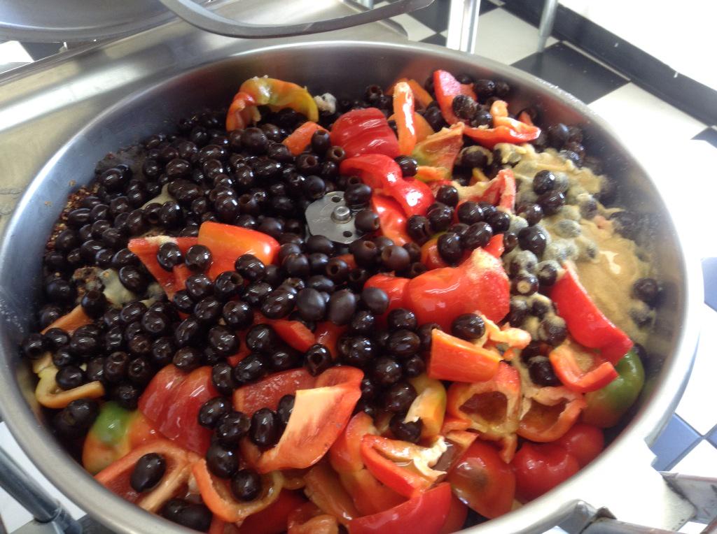 BBGoodbeans's tweet image. Blending Jumpin' Blackbean in the kitchen.