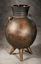 BlueShoreNews's tweet image. Experience the pottery of Liz de Beer at our Lonsdale branch! ow.ly/QeGvJ #ArtsinView #pottery #art