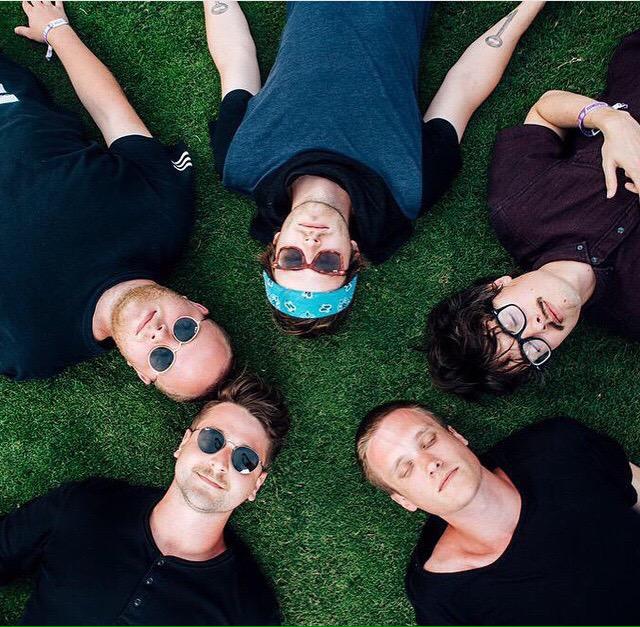 poorlydrawnjoyw's tweet photo. laying on the floor, frozen to the core. http://t.co/JnTEQQwKVr