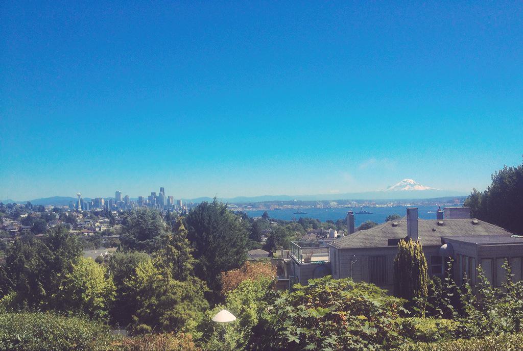 ChandlerOh's tweet photo. Gorgeous view of Seattle and Mt. Rainier today from work in Magnolia http://t.co/DVxTPlTVsU