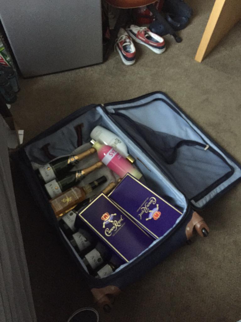 billkim8's tweet photo. Packing up my suitcase for Lolla had me like... #Lollapalooza2015 http://t.co/Z63Cef2Xas