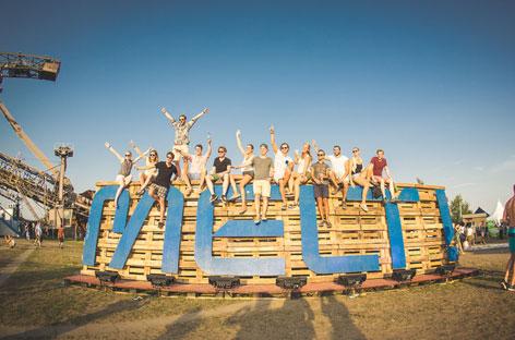 meltfestival's tweet photo. Another excellent read in this personal portrait of #melt2015 - cheers @residentadvisor! http://t.co/cQTxsqIH4g http://t.co/Q4dACz8vTZ
