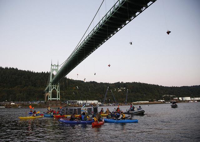 Loud applause to the kayaktivists hanging from bridges and braving the cold to say #sHellNo! pat.ag/qjsn
