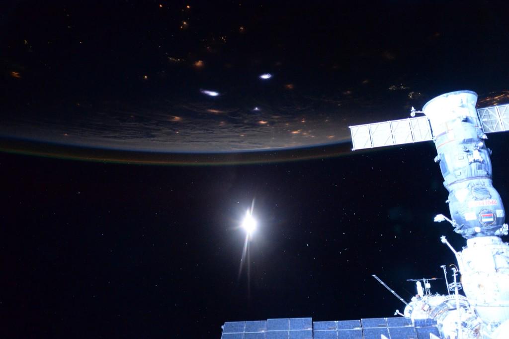 StationCDRKelly's tweet image. Day 124. Work is done. #Moon is bright. Time for me to say good night. Good night from @space_station! #YearInSpace