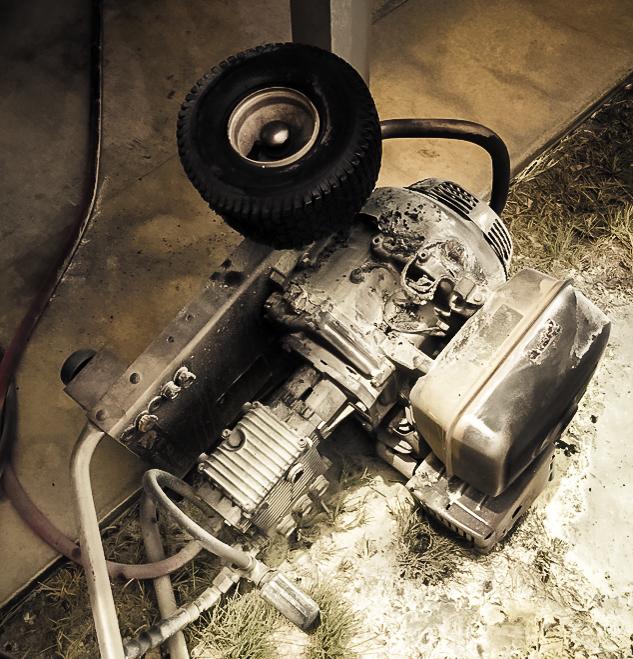 MiramarFD's tweet image. Always turn off an engine and let it cool down before refueling... Or else this can happen: #fire