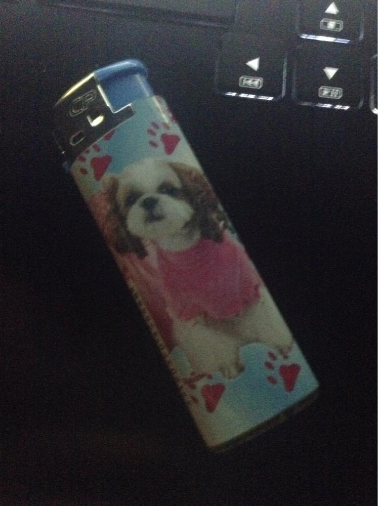 Lunatthh's tweet image. J'peut pecho que des mec avec un briquet comme ça