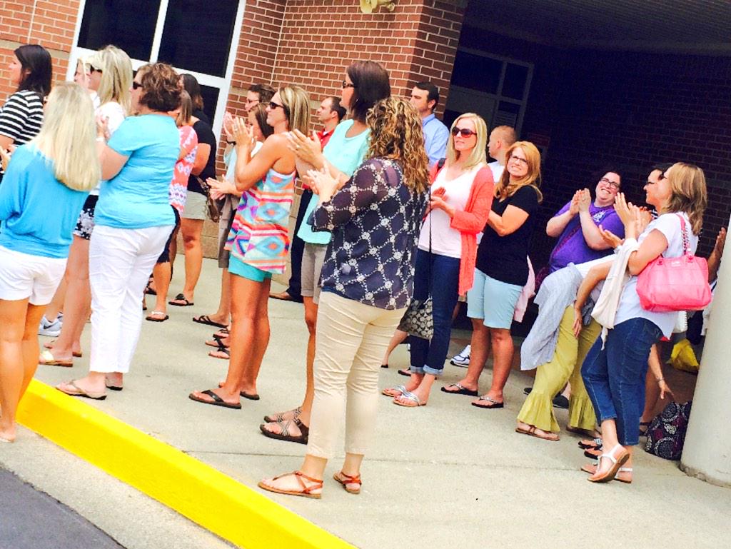 LangevinToni's tweet photo. It takes a Village!!! #STB2015 @BriarwoodES @WarrenCoSchools @tonyroseshow http://t.co/SuLFk856fi