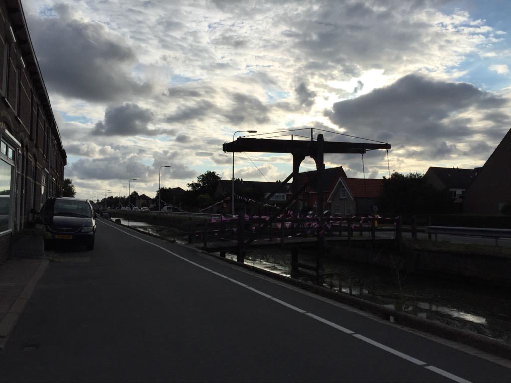 Westlandreport's tweet photo. Poeldijk kleurt al mooi #roze #VarendCorso #corsobootpoeldijk @bootpoeldijk http://t.co/mfUSXnnPGX