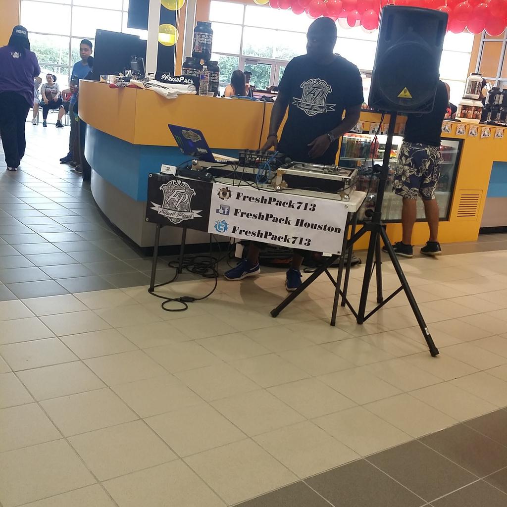 DjMistaClinton's tweet photo. #freshpackdjs live in the mixx #freshfitness come sign up and work out with a live mixx http://t.co/4TRxBqWnYq