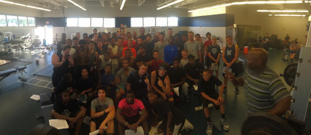CoachPorter1321's tweet photo. 63 in the weight room working hard!  Their is a change coming!  #RiseUp http://t.co/XxlC8ElOkI