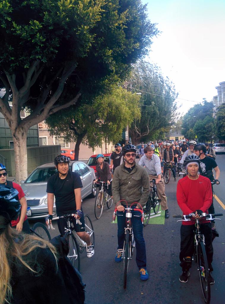 EmilyFPeters's tweet photo. I think at least a thousand people must have participated in the bike #stopin today! #wiggle #ibikesf http://t.co/8dNKIHQWHp