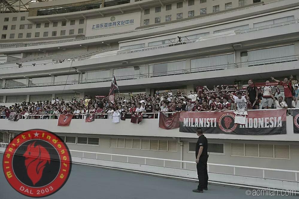 #weareinChina at Shanghai Stadium #MilanistiIndonesia kemaren menyaksikan skuad Milan berlatih #ForzaMilan