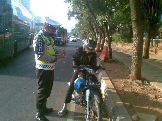 08:40 Penindakan kepada pengendara ojek spd motor melanggar rambu lalin di Polda Metro
