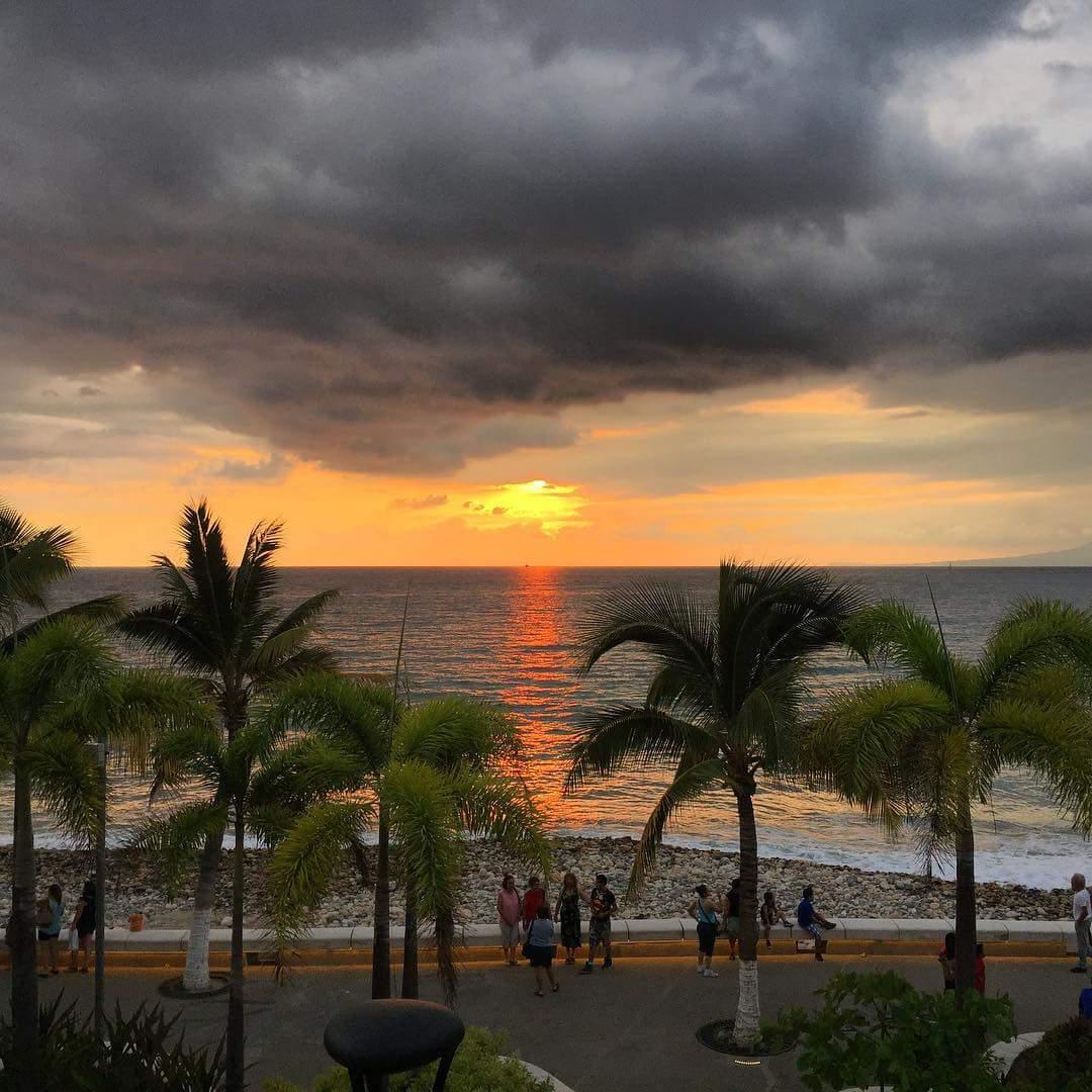 CarlosGuzmanPV's tweet photo. Así de espectacular la puesta de sol esta tarde en @PuertoVallarta vía @VictorPenaMusic http://t.co/BIgIDmO8D1