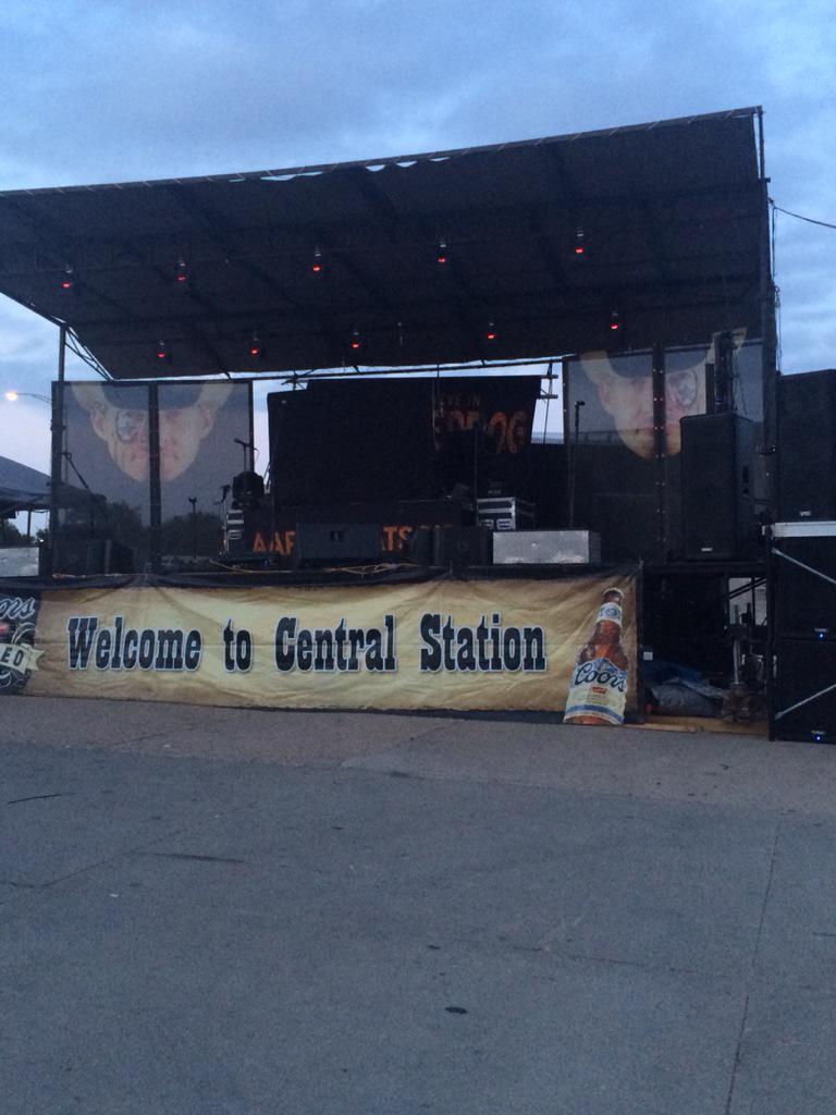 rachelrush7's tweet photo. Just waiting for the Underdog to make his appearance! So excited for your show tonight @aaron_watson ❤️🎶 http://t.co/W1yDmjNevh