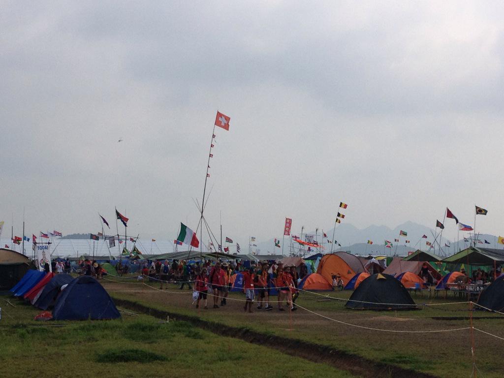 LetiGoni's tweet photo. Una città di tende e la nostra bandiera è decisamente la più grande!!! #23wsjitaly #wsj2015 #letiziaeluigi http://t.co/F2dSPSM6bM