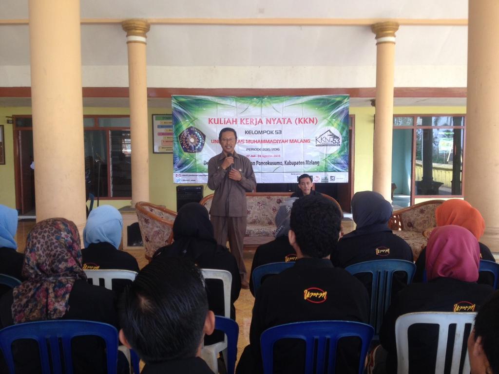 kkn53_umm's tweet photo. Sambutan pak kades jambesari dlm acara penerimaan mahasiswa @kkn53_umm @mahasiswamlg #kknumm http://t.co/xR9OPkxCI6