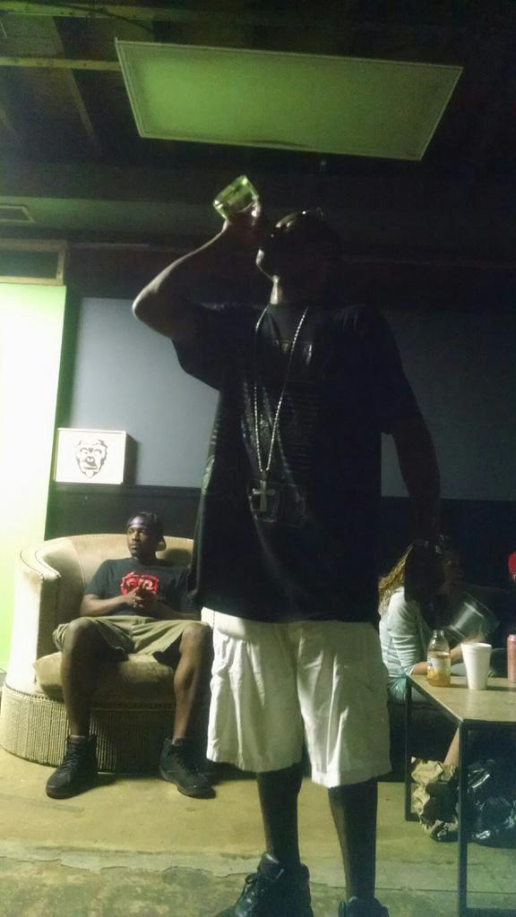 Phillieoso's tweet photo. I dive in after I perform. #BluntBox #NSH #SMB #BlackdayinJuly #NumbersvsEverbody http://t.co/G7cfhWhGis