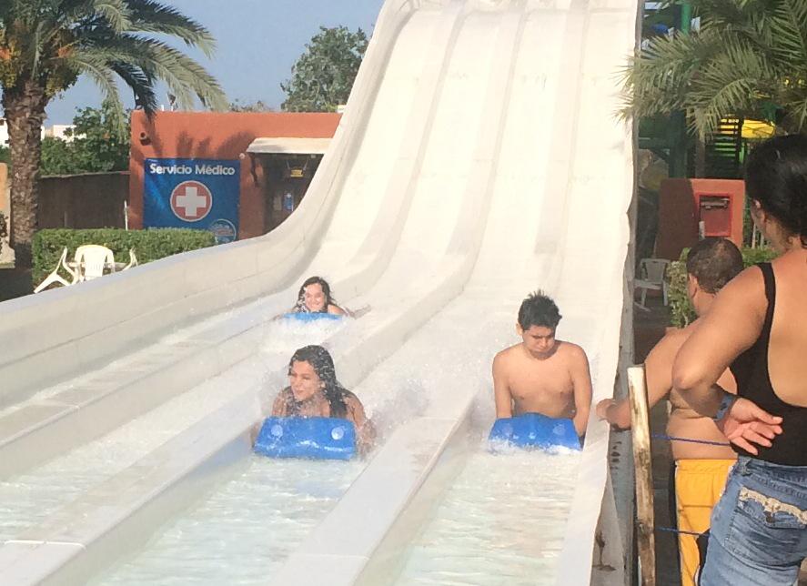 ale_vertiz's tweet photo. #hermanos #venezuela #islamargarita #parqueelagua #vacaciones http://t.co/WwIziIbd3J