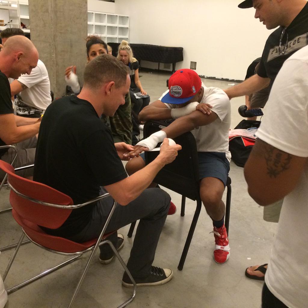 apronsforgloves's tweet image. Hand wrapping station all set up for the Title Fights. #Backstage #Rumble15