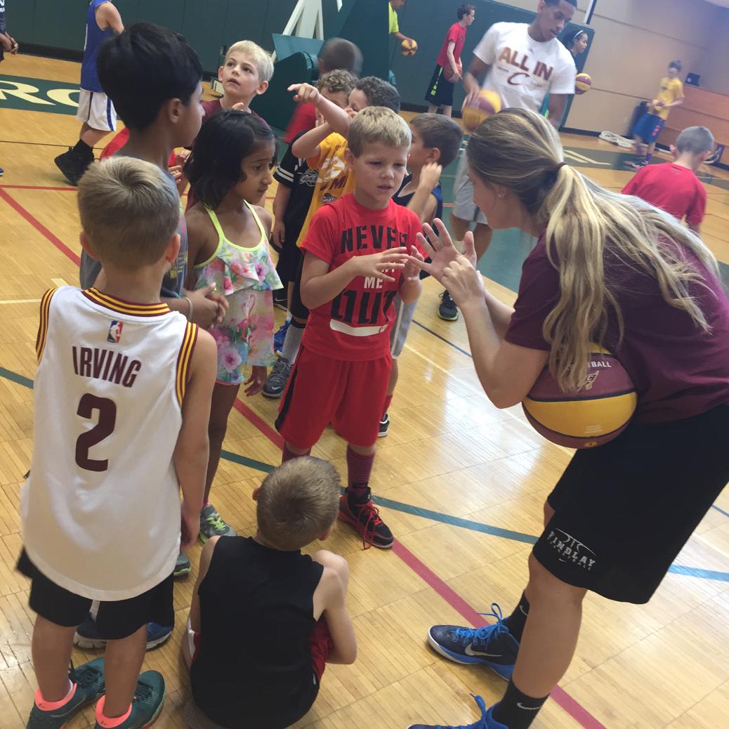tNBA_CLE's tweet photo. Coach Morgan Dziak talking with her 5 in 5 team during a timeout. #akronGeneral #chalktalk http://t.co/uK5VlXlUCO
