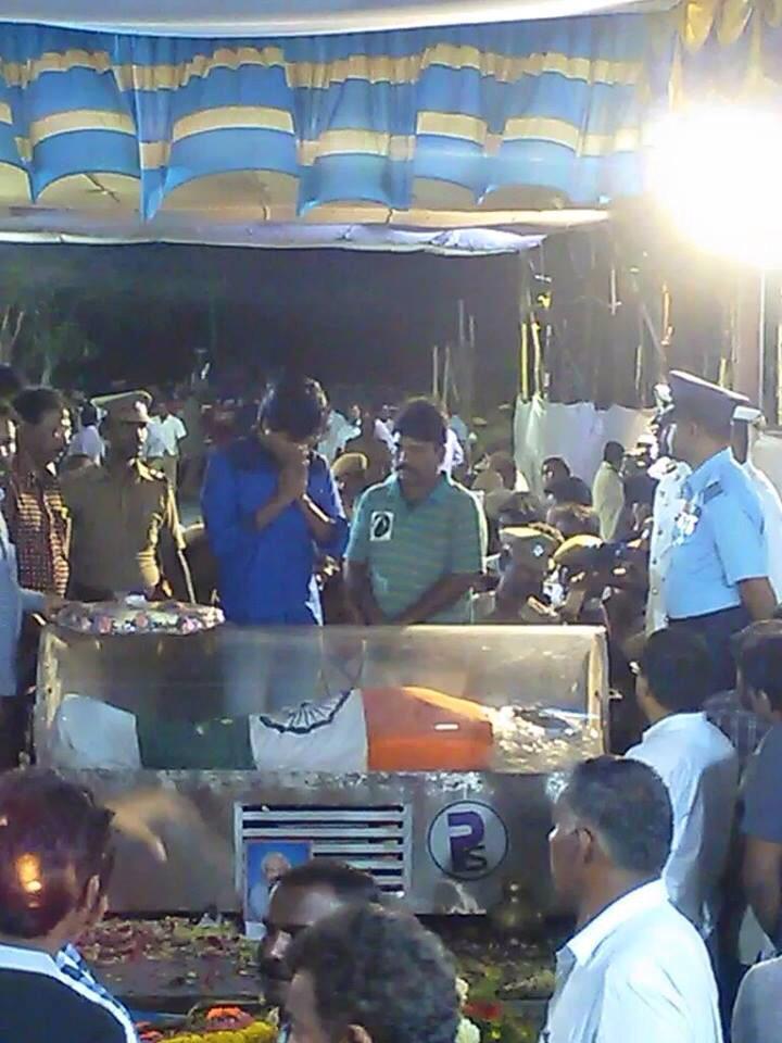 MovifiedSouth's tweet photo. @Siva_Kartikeyan paying his last tributes to #APJAbdulKalam Sir. http://t.co/sUIMtthwzV
