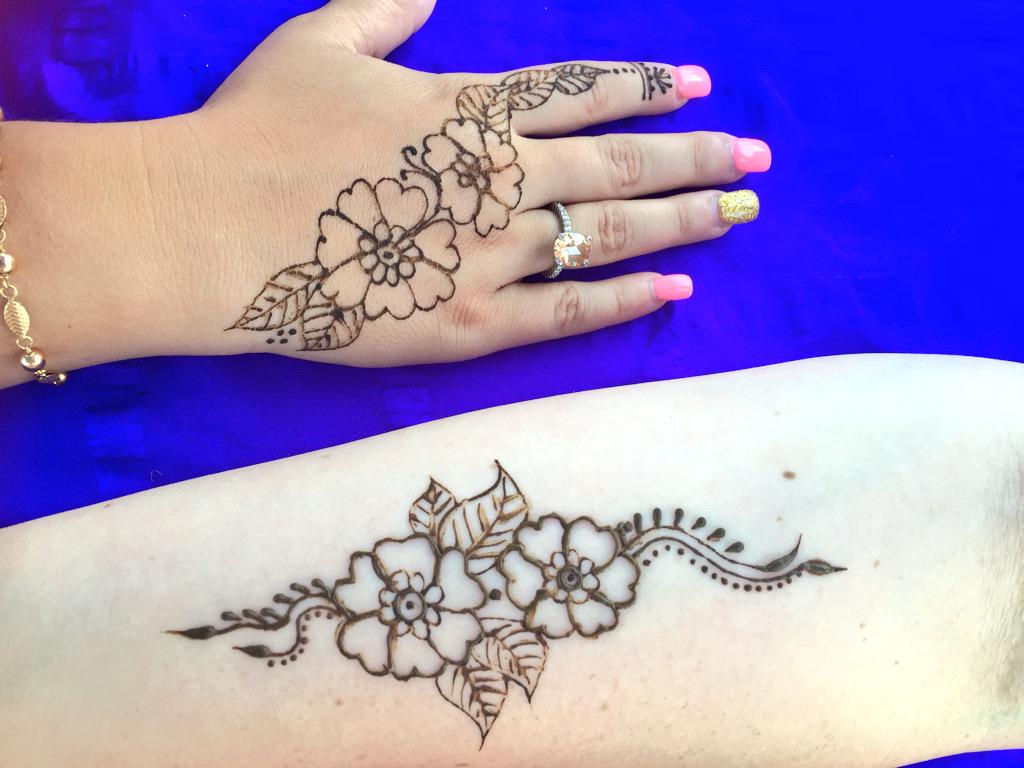 Pretty hands, happy customers @ #vivaparkssj! #sanjose #community #engagement #henna #art #design #freehand #painting