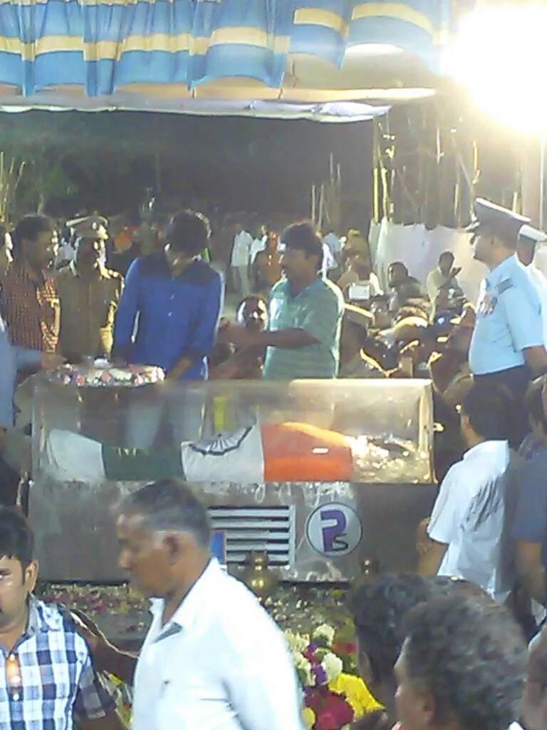 vino_d_cruz17's tweet photo. @Siva_Kartikeyan pay is final respect to @APJAbdulKalam Sir #RIPAPJAbdulKalam #RIPAPJ http://t.co/5lOeDbbcr4
