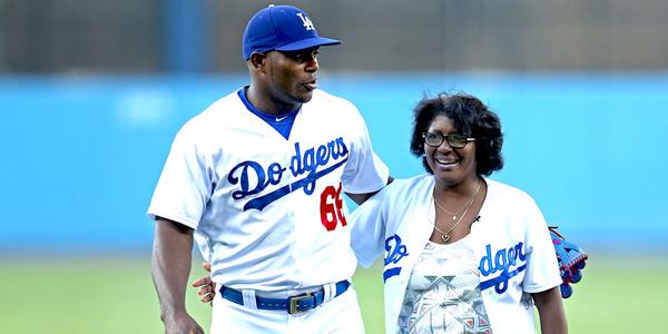 LosDodgers's tweet photo. Cuando tu querida mamá tira la 1ra bola, más te vale pegar un bambinazo, @YasielPuig. VIDEO: http://t.co/tgq4Kf3GRk http://t.co/zi2zq761Al
