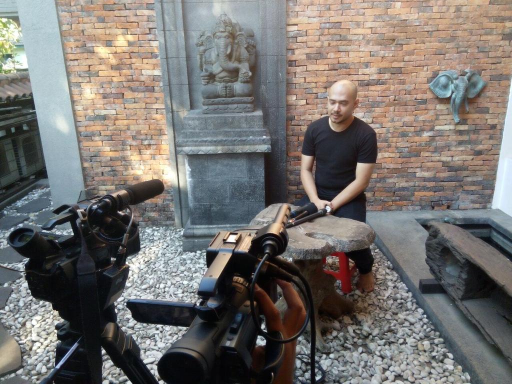 umusicindonesia's tweet photo. Husein sedang bercerita ttg clip #MenangisTanpaAirMataMV nih @official_HFO http://t.co/JGMQUf3bQq