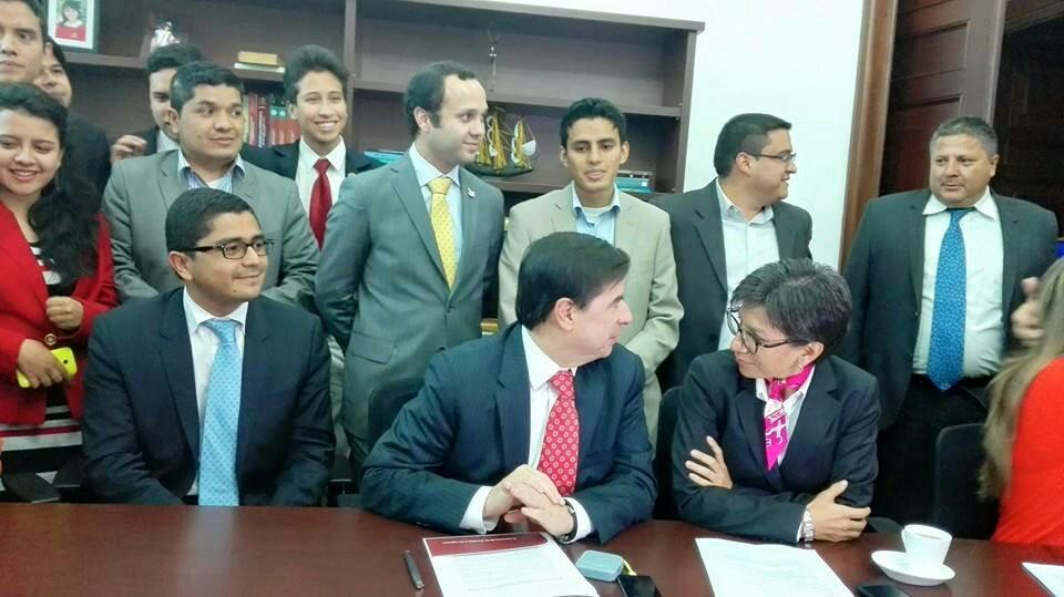JeffersoMeneses's tweet photo. #jovenes d Colombia hoy se firmo proy  Ley para regular elección  #CMJ 2016 @carlos_guevara #ComisiónJuventud Gracias http://t.co/QPsRGTkM2z
