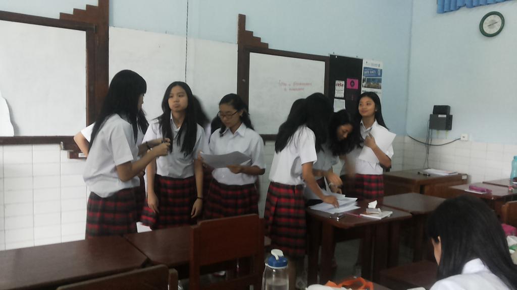 stay dikelas masing masing ya, evanore bakal lanjut ngebagiin brosur ke kelas kalian lhooo😁