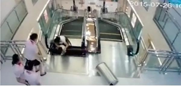 AsCorrespondent's tweet image. #China mall blamed for horrific escalator death; report says staff had inadequate training bit.ly/1MVBPcM