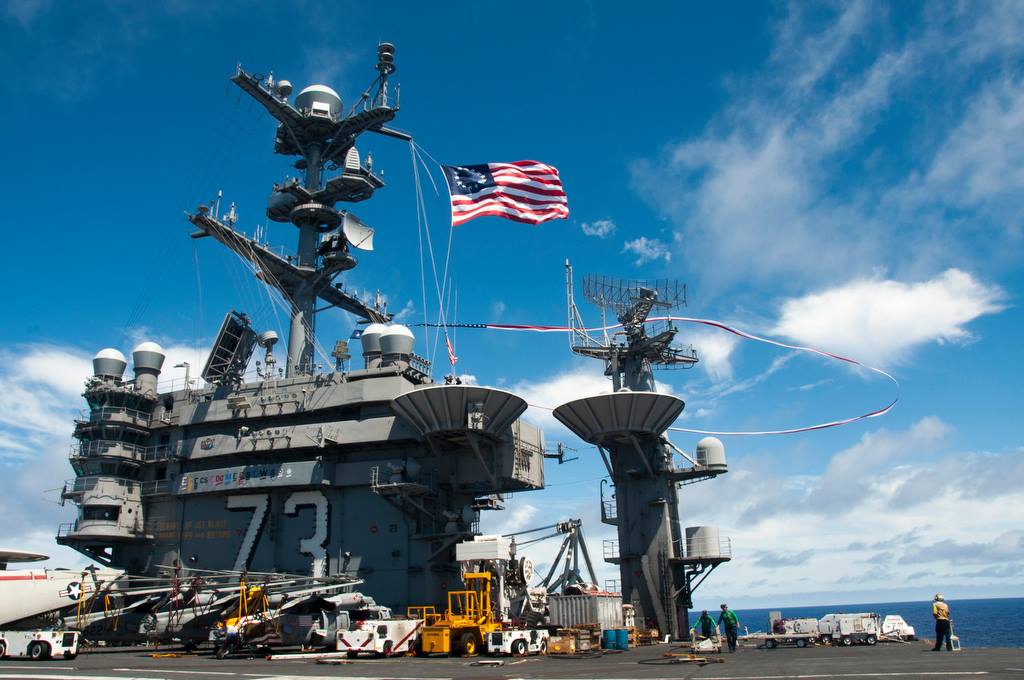 USS George Washington (CVN 73) flies US Navy battle ensign and 297ft homeward bound pennant, Jul 27, via MCSN Riggs.
