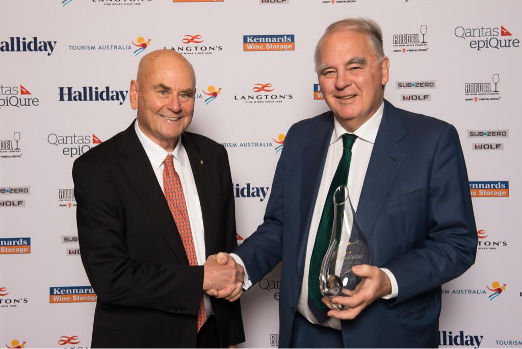 Halliday presents Dark Horse Winery of the Year trophy to Terindah owner Peter Slattery