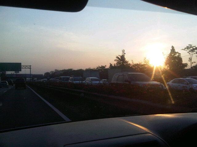 Kemaacetan  ∂ï jallan toll tangerng jakartaaa menuju GT krng tengah
