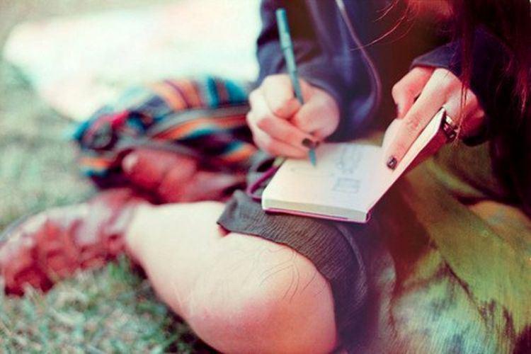Девушка писательница. Девушка с блокнотом и ручкой. Девушка с блокнотом в руках. Девушка пишет в тетради. Девушка с блокнотом.