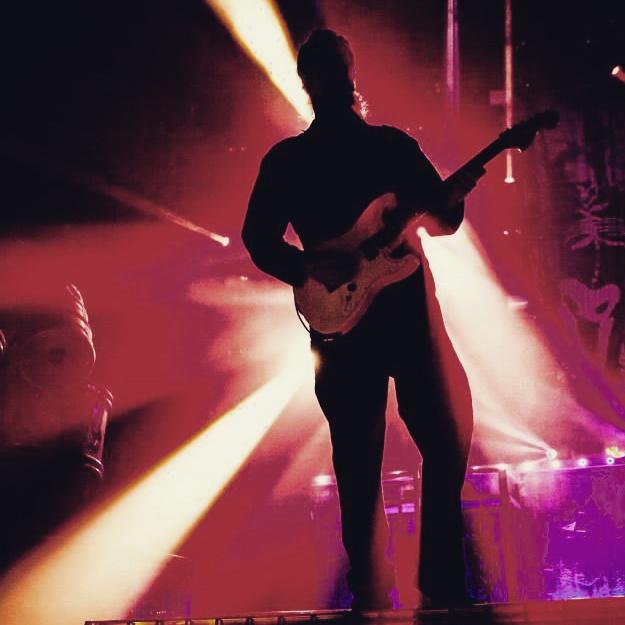 SlipknotPics's tweet photo. This Silhouette of Jim Root >>>> http://t.co/07RpXzuukW