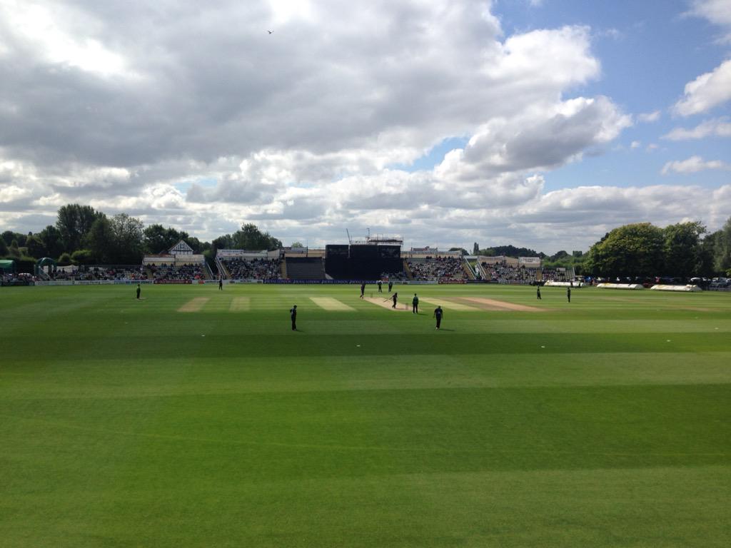 WorcsCCC's tweet photo. #Update lovely day here at New Road with the sun out. @RL_Cricket #WORvsYOR http://t.co/S1nOa8G433