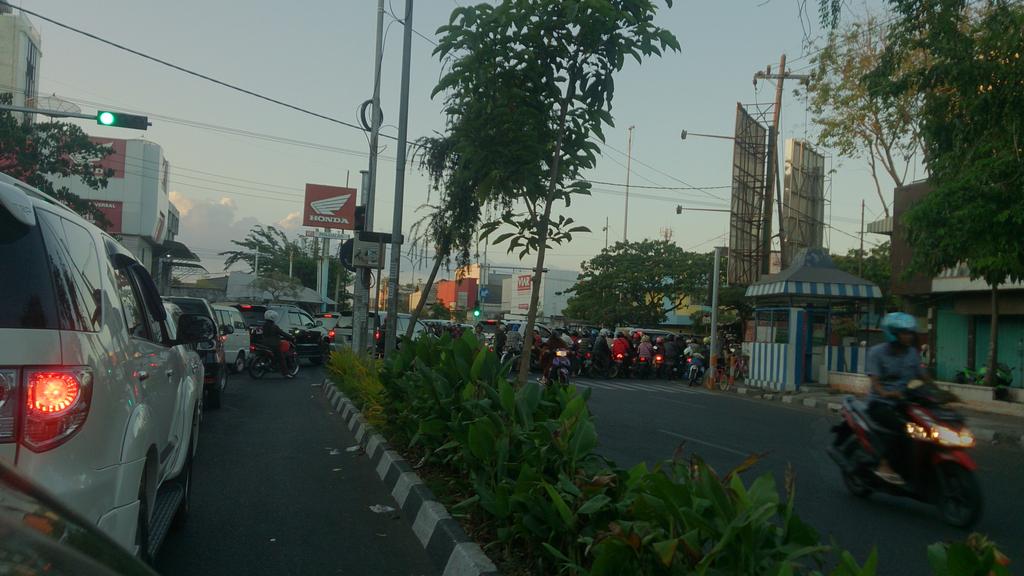Alif_Rafa's tweet photo. @e100ss Traffic light ngaglik Surabaya padat merayap. Sudah ada petugas yang turun untuk mengatur kepadatan. http://t.co/dzq2imLIhE